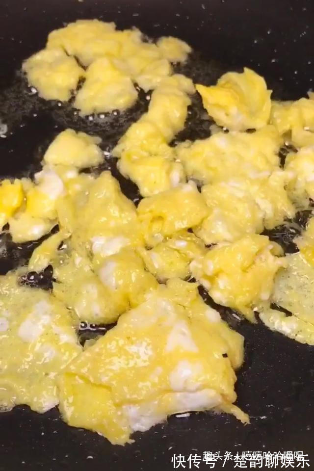 简单美味又不失仪式感，适合崇尚“极简”的你，老干妈拌饭！