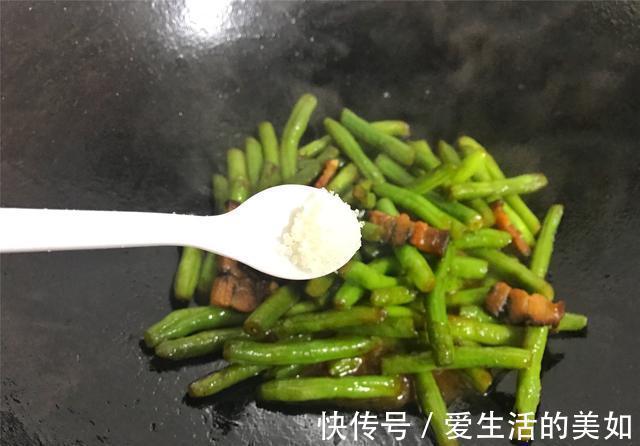 四季豆|炒腊肉时,直接用水泡就错了,多做2步,腊肉不咸不硬,入味好吃