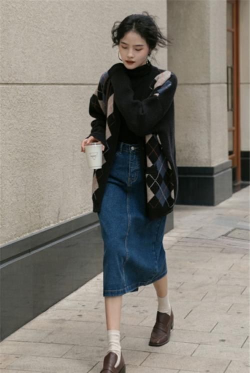 v领|2021年秋天一定要穿一次“针织开衫”，搭配半身裙，时髦更显气质