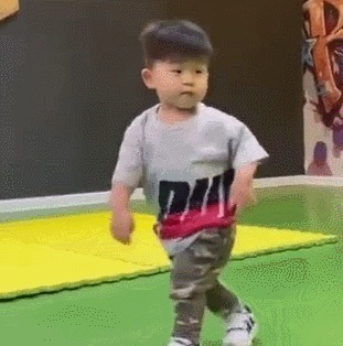 高难度|萌娃穿尿不湿跳街舞,高难度动作帅“炸”,网友乘风破浪的宝宝