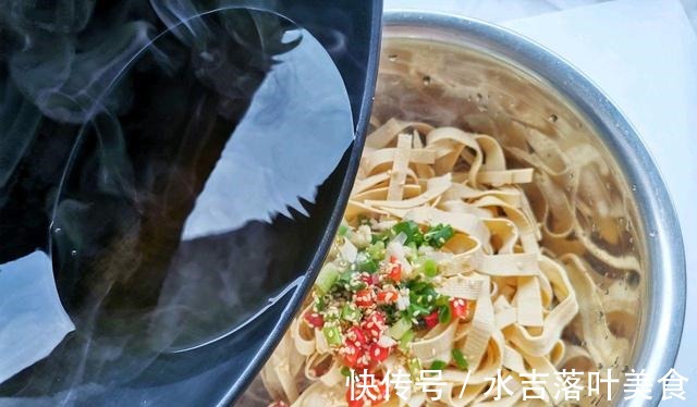 下饭|家常凉拌豆腐皮,2块钱做一大盘,鲜香下饭,大人孩子都爱吃!