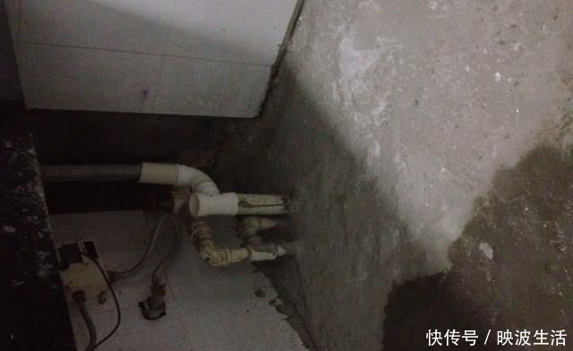 开发商|卫生间做防水记得多装一根管子,防水层坏了也没事,师傅直夸内行