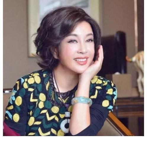 书法&刘晓庆穿旗袍办书法展,五官诡异似“面具”,胸前玉挂件比拳头大