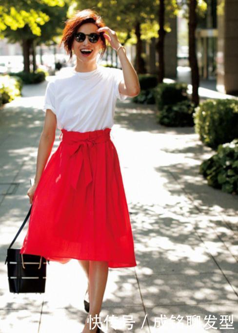 单品|时髦精是这样穿“白T恤”的,显白衬肤又能提升气质,简单又减龄