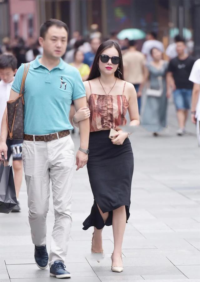 显瘦|又火了一种“另类”穿法, 裹着“围裙”出门, 时髦显瘦又高级!