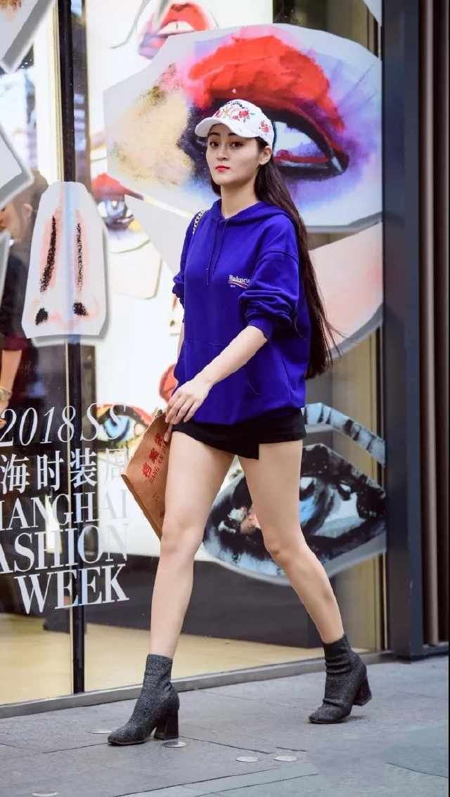  迷人|街拍：下班路上的长腿美女，气质迷人