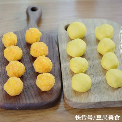 咸蛋黄碎|#我的养生日常-远离秋燥# ?南瓜椰蓉咸蛋黄月饼?