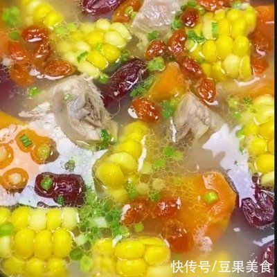 清甜|玉米排骨汤清甜营养又健康，做法还很简单