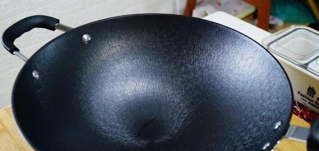 买回来的新锅，千万不能直接用，大厨教开锅技巧，不粘锅也不生锈