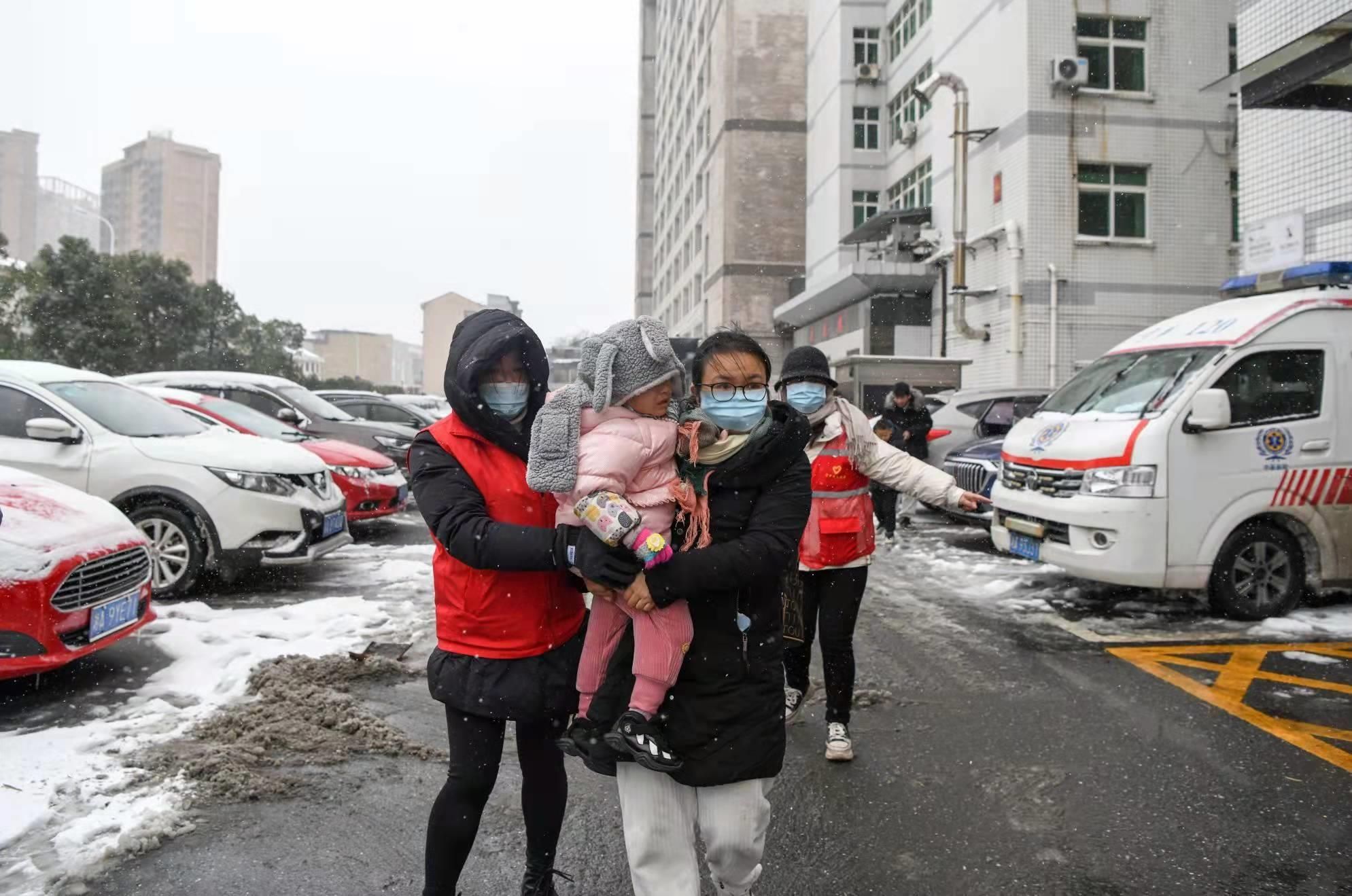 铲冰|不畏严寒除积雪 扫雪铲冰暖人心——市中医医院组织开展扫雪活动