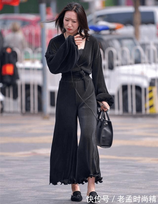 搭配 黑色包与呢绒服饰相配,以黑包为核心搭配