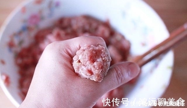 炸牛肉丸|自己做的炸牛肉丸,外酥里嫩看着金黄有食欲,孩子喜欢吃