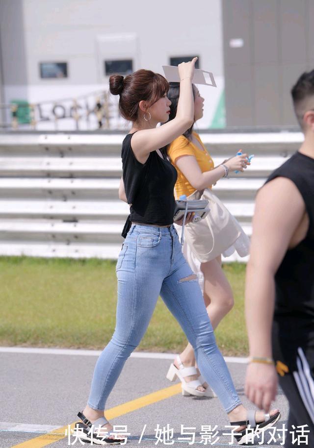 a495|时尚穿搭黑色V领上衣搭配牛仔裤+凉鞋