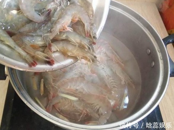 煮虾时,放油好还是放盐好大厨都不对,放它虾肉才会更鲜嫩!