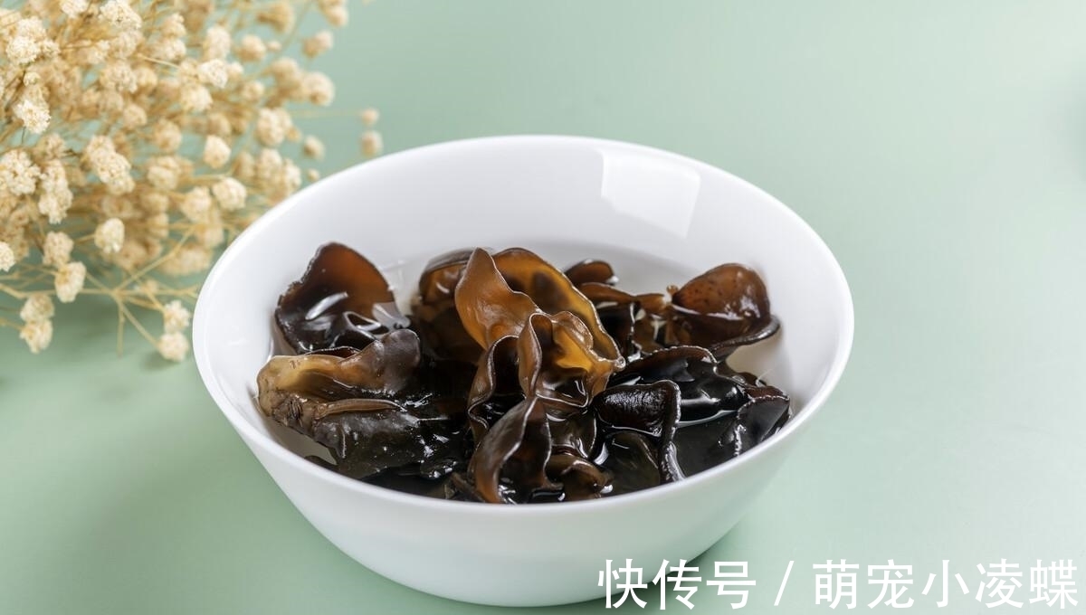 炒木耳时，总是“噼里啪啦”响，教你3招，木耳软嫩好吃不炸锅