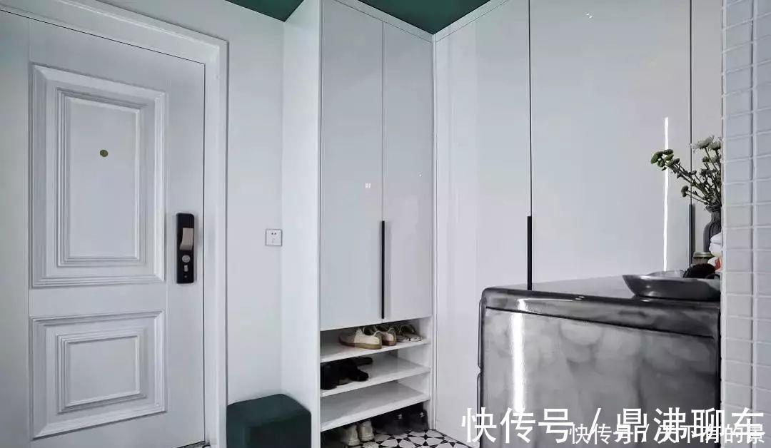 墙面|49平小公寓,进门就是衣帽间,开放式卫生间浴缸放明处,前卫!