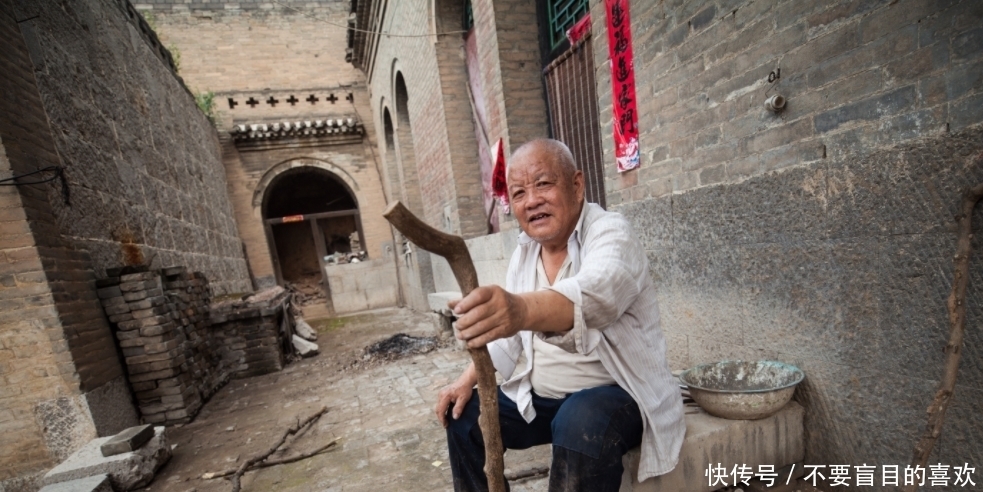 大爷|7旬老人给自己做拐杖,用的木料很稀奇,木头上竟然有“龙鳞”