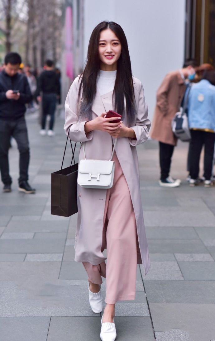 小姐姐穿一身名牌,气质出众,一般人养不起!