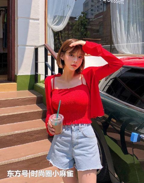 街拍前卫时尚的小姐姐,穿搭打底裤,彰显达人气质