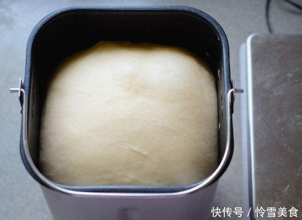 面包家常做法,不用黄油不用烤箱,只需此样做,柔软又拉丝