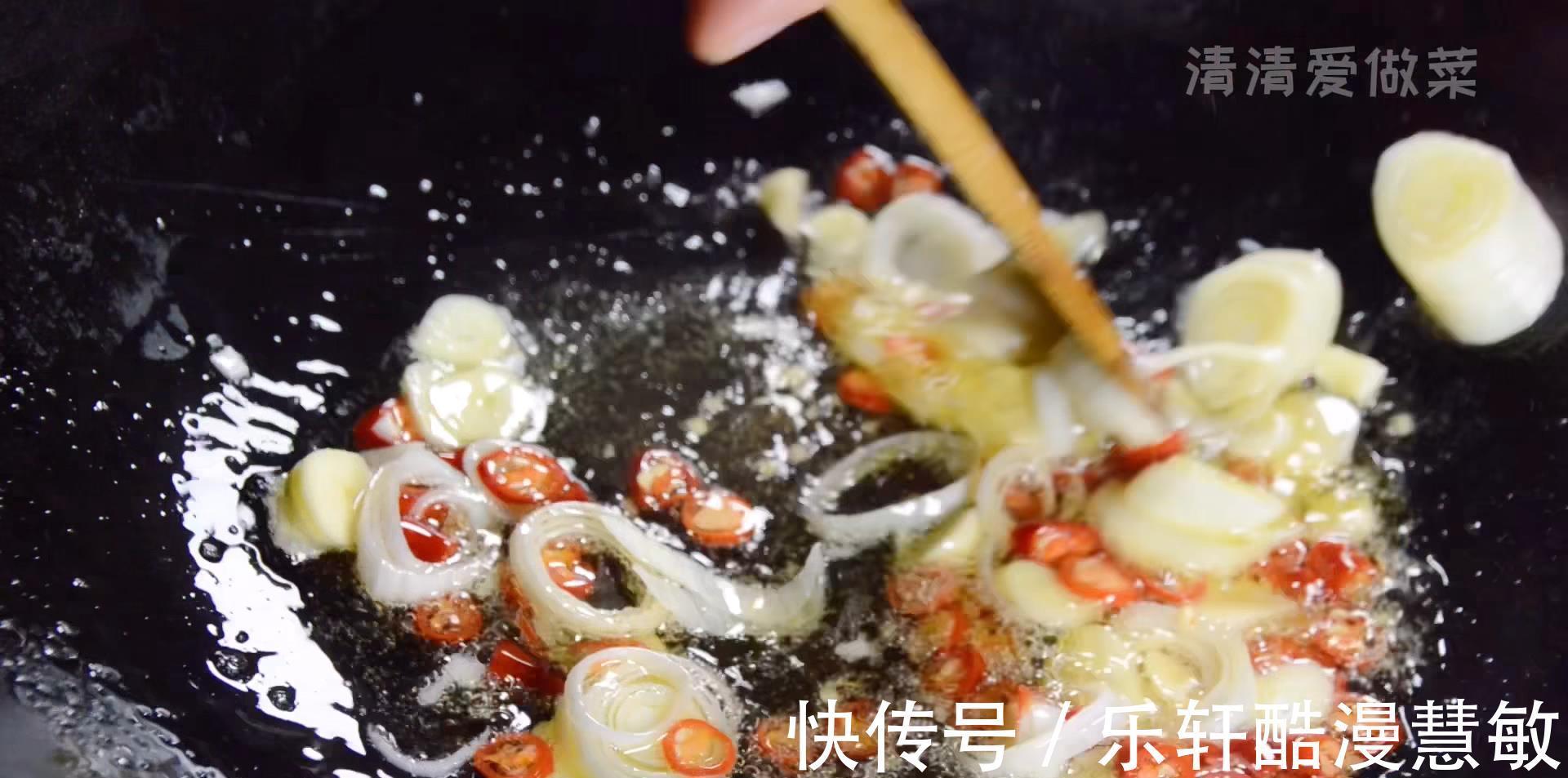 炒花蛤，别只会直接下锅焯水了，教你一招，花蛤干净又过瘾