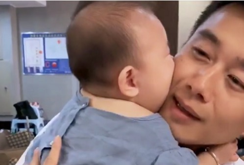 伤害|“啃脸杀父子”互相伤害火了,萌娃“奶凶奶凶”的回击萌化了