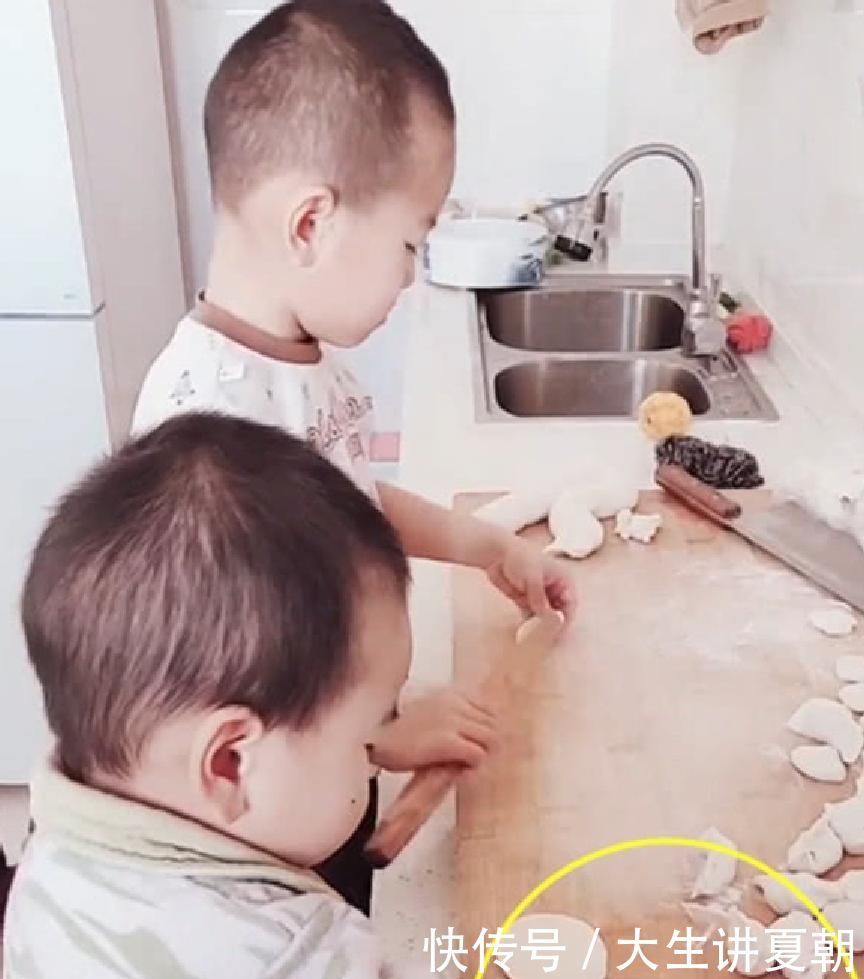 干面粉|兄弟俩包饺子配合默契,妈妈看清弟弟手上的动作时,忍不住笑出声