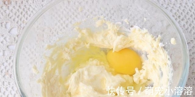 搅一搅就成功的蛋糕做法,不加一滴油和糖,入口即化,孩子特爱吃