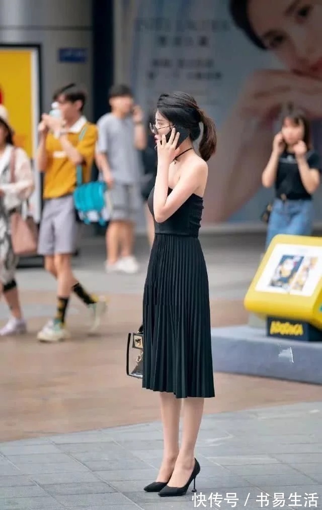 眼镜|街拍:扎短马尾的小姐姐,戴上一副眼镜,很有御姐的风范呢