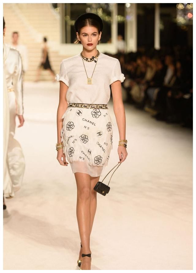 超模凯雅·杰柏现身巴黎时尚走秀，她越来越动人了