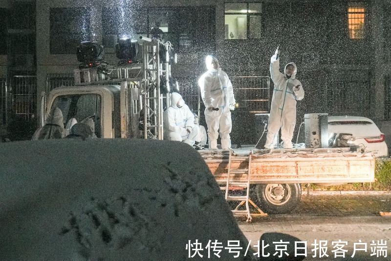 雨雪|昌平区宏福苑封控社区，志愿者冒着雨雪为居民配送生活物资