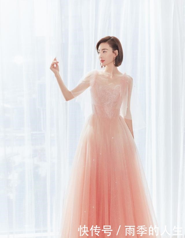 王丽坤穿|34岁王丽坤太瘦了,穿牛仔裤长筒靴秀“漫画腿”,能有90斤