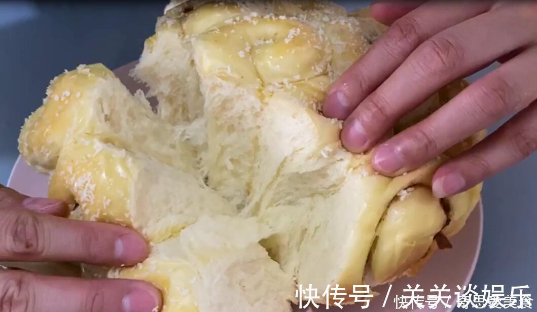 豆沙卷|想吃面包不用买了，4个鸡蛋一碗面，做出来的面包又拉丝又暄软