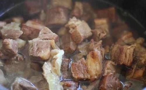  炖牛肉的技巧，冷水热水下锅可大不相同，里面的文章大家知道吗