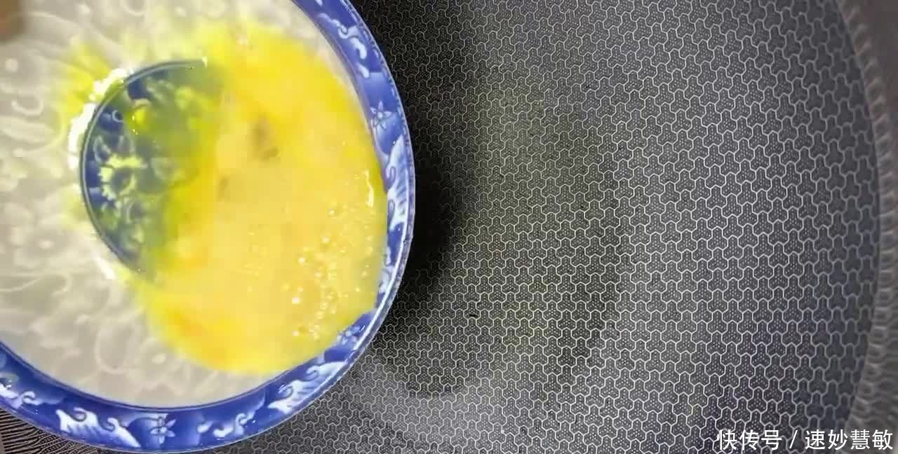 制作西红柿木耳炒鸡蛋时,加入一样配菜,鲜香味美孩子喜欢都喜欢