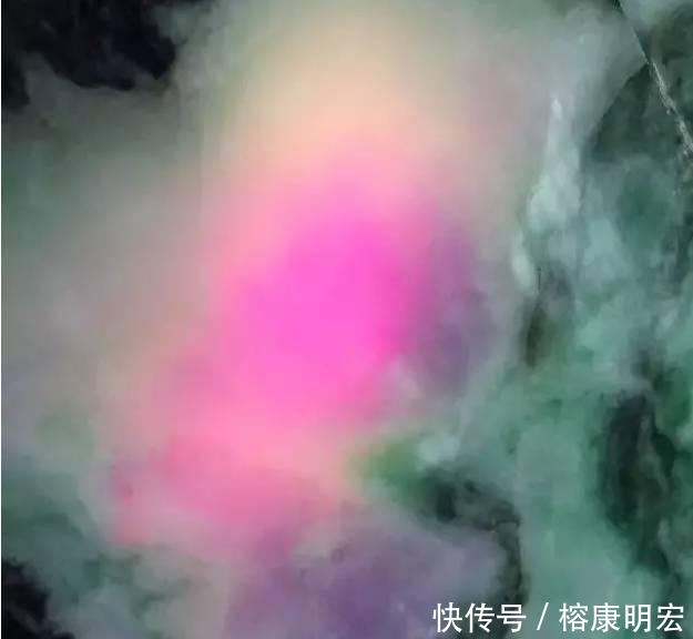 翡翠原石一刀开出熊猫图案, 继续开镯子还是当做奇石