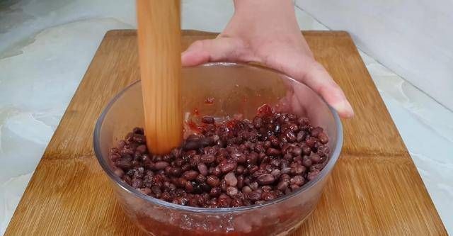 保鲜膜|面包很好吃,有4个鸡蛋,又软又甜,不用烤箱你就能成功