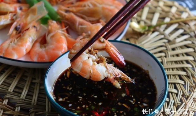 大虾,用水煮还是蒸都不对,渔民教你一招,虾肉不柴,特鲜香!