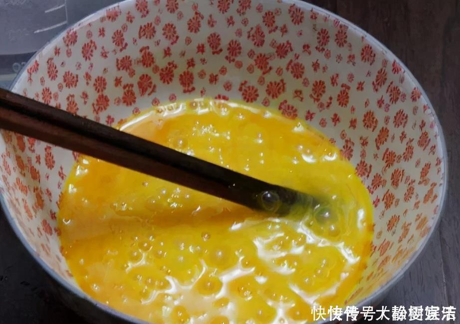 冬天干燥,白菜和鸡蛋是绝配,3块钱炒一盘,补水润燥还不上火