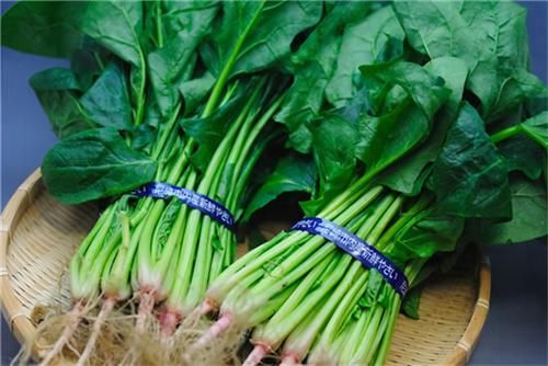 女人想要别人皮肤好，常吃3种食物，补水养颜，防止肌肤衰老