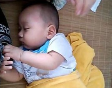 宝妈|和宝宝在一起睡觉,常常会出现这几种尴尬的现象,你遇到过吗