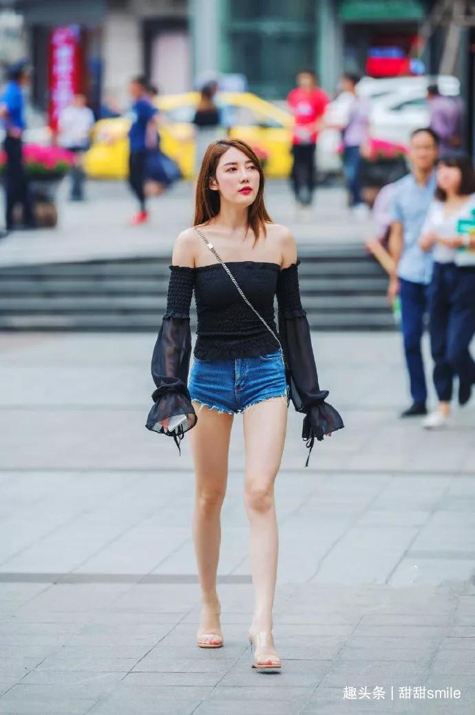 小姐姐 美女脚上搭配着一双银色的尖头高跟鞋,让她显得更加的美丽