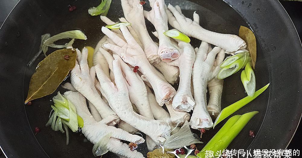 教你做香辣鸡爪,做法超简单,比在外面买的好,春节做给家人吃