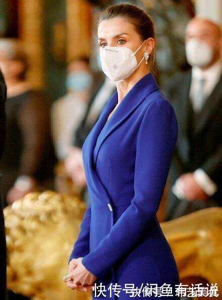 针织衫|西班牙王后盘起头发更惊艳,穿超长大衣优雅大气,这才是王室风范