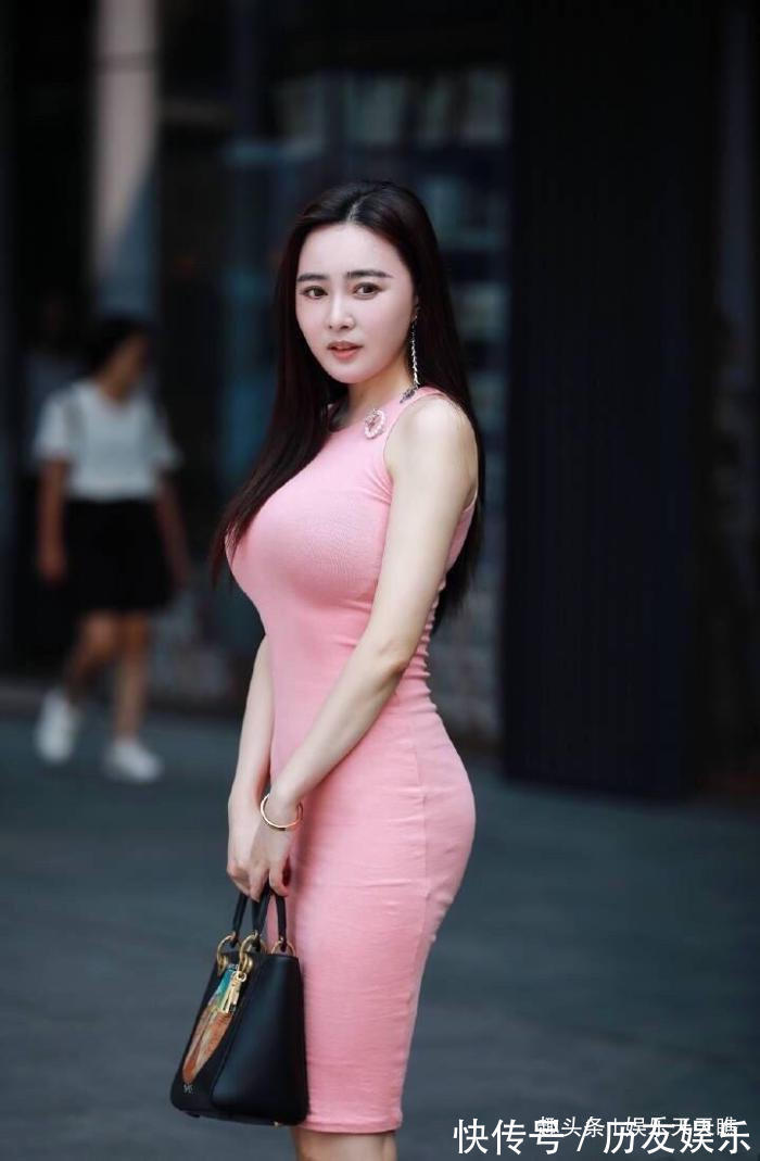 一步裙 小姐姐身着时尚粉色一步裙,自信而又甜美,回头那一刻太美了