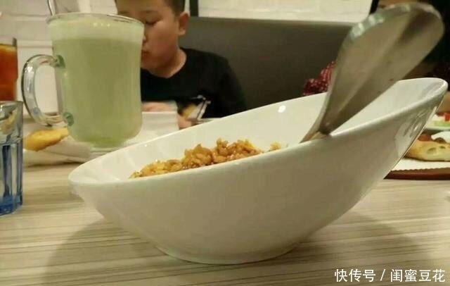 一网友在餐厅吃饭觉得碗挺好看,想在网上买一个,结果尴尬了