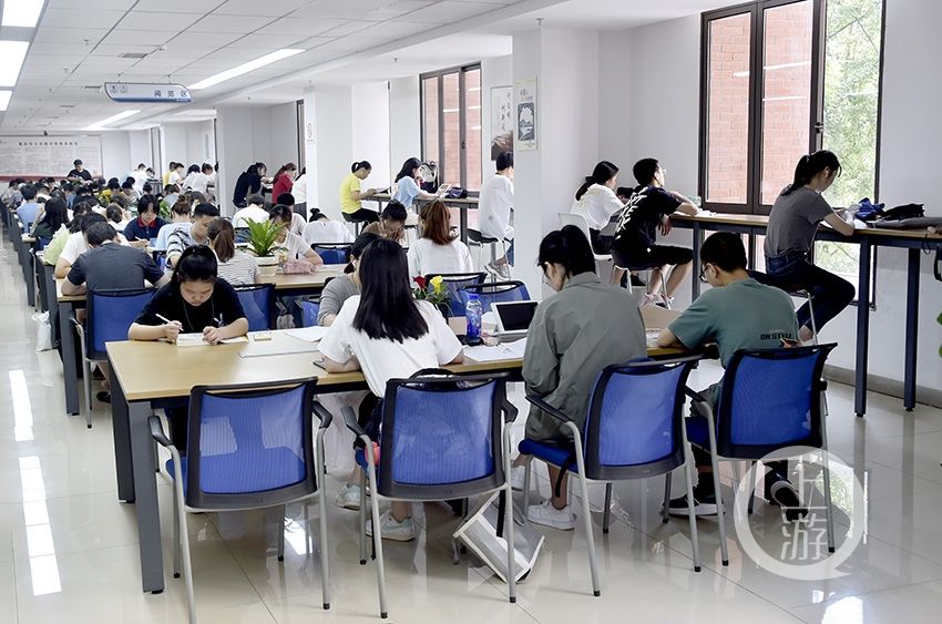 纳凉读书两不误 图书馆成学生暑期打卡新地标|高温·生活 | 暑期