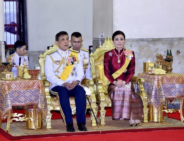 太后 诗妮娜嘚瑟了一身苹果绿亮相,戴太后的蓝宝石,有诗丽吉的风韵