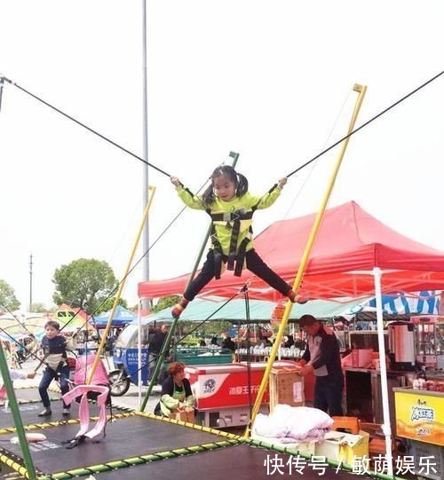 医院|2岁女童在游乐园突然抠耳朵,连送4家医院,取出的东西让父母崩溃