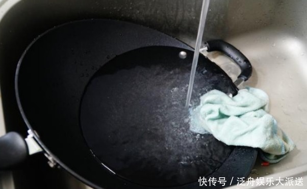 炒锅|铁锅用久了，发黑还粘锅教你养锅技巧，十年也油光发亮，不粘锅